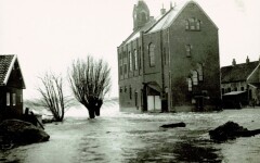 Kijkend schuin vanachter de kerk op de doorbraak