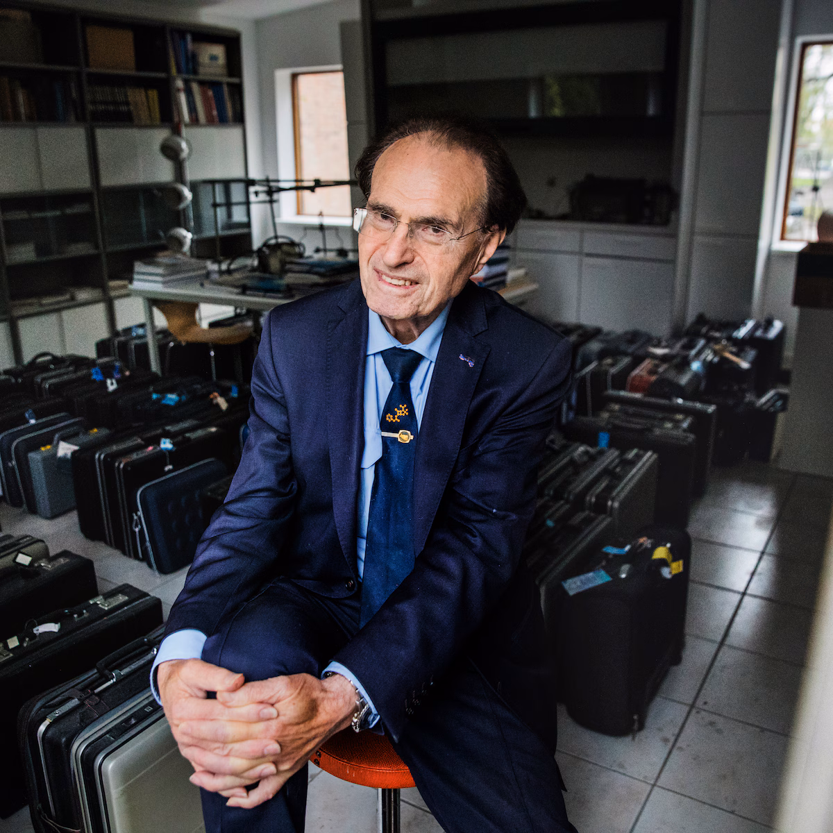 Ronald waterman bij de koffers in zijn berging met daarin de